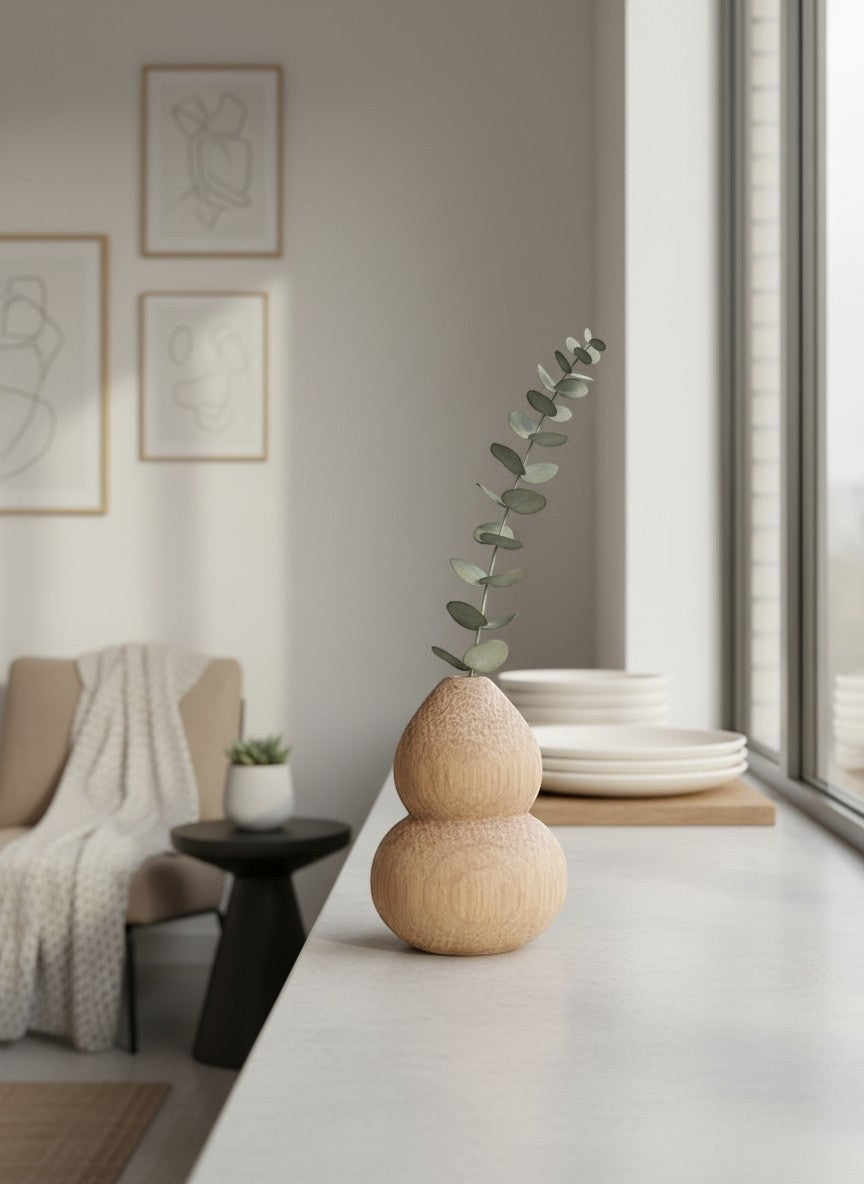 Mini vase en bois naturel Ma boutique, forme de gourde, texture grainée, idéal pour décoration bohème et rustique.