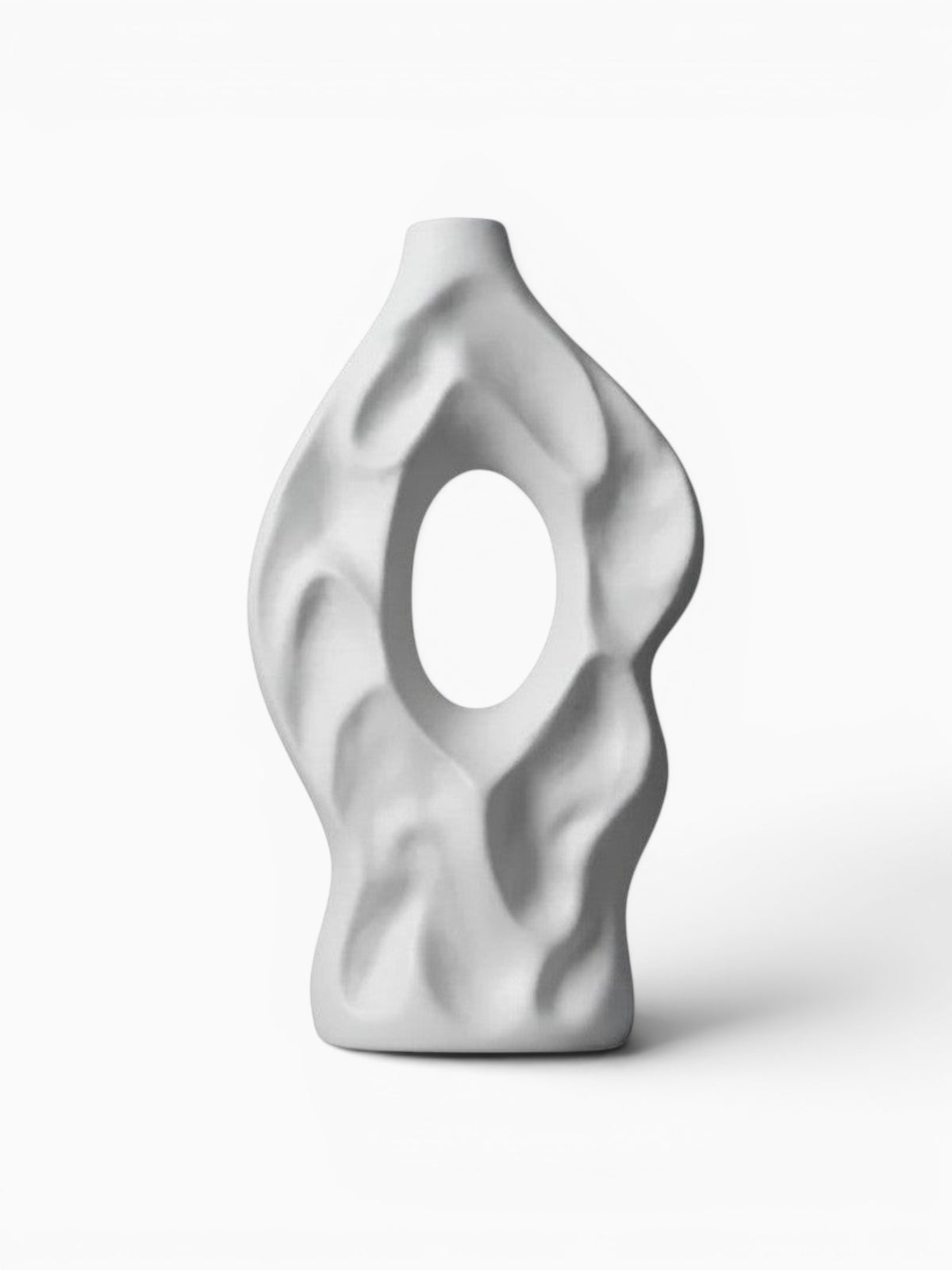 Vase abstrait blanc en céramique Ma boutique avec une forme organique évidée, finition mate.