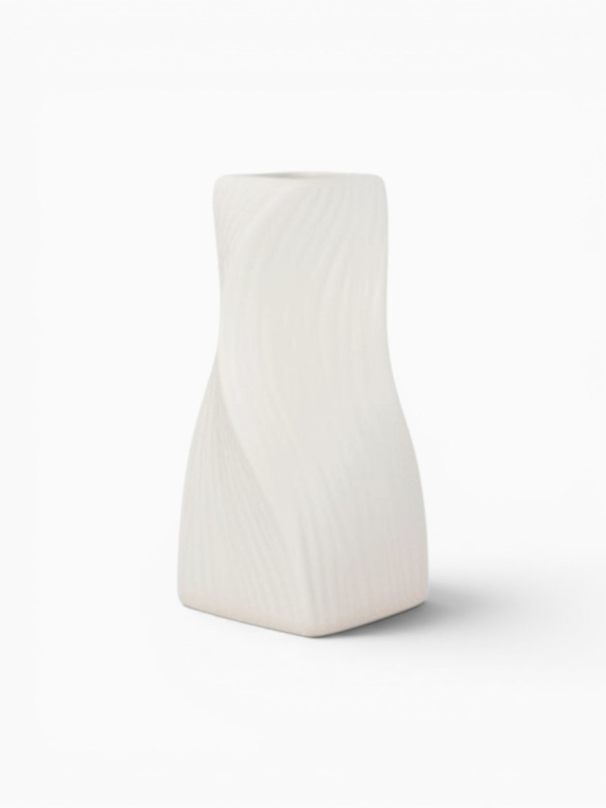 Ma boutique vase blanc en résine texturée ondulée, design moderne, idéal pour fleurs fraîches ou séchées.
