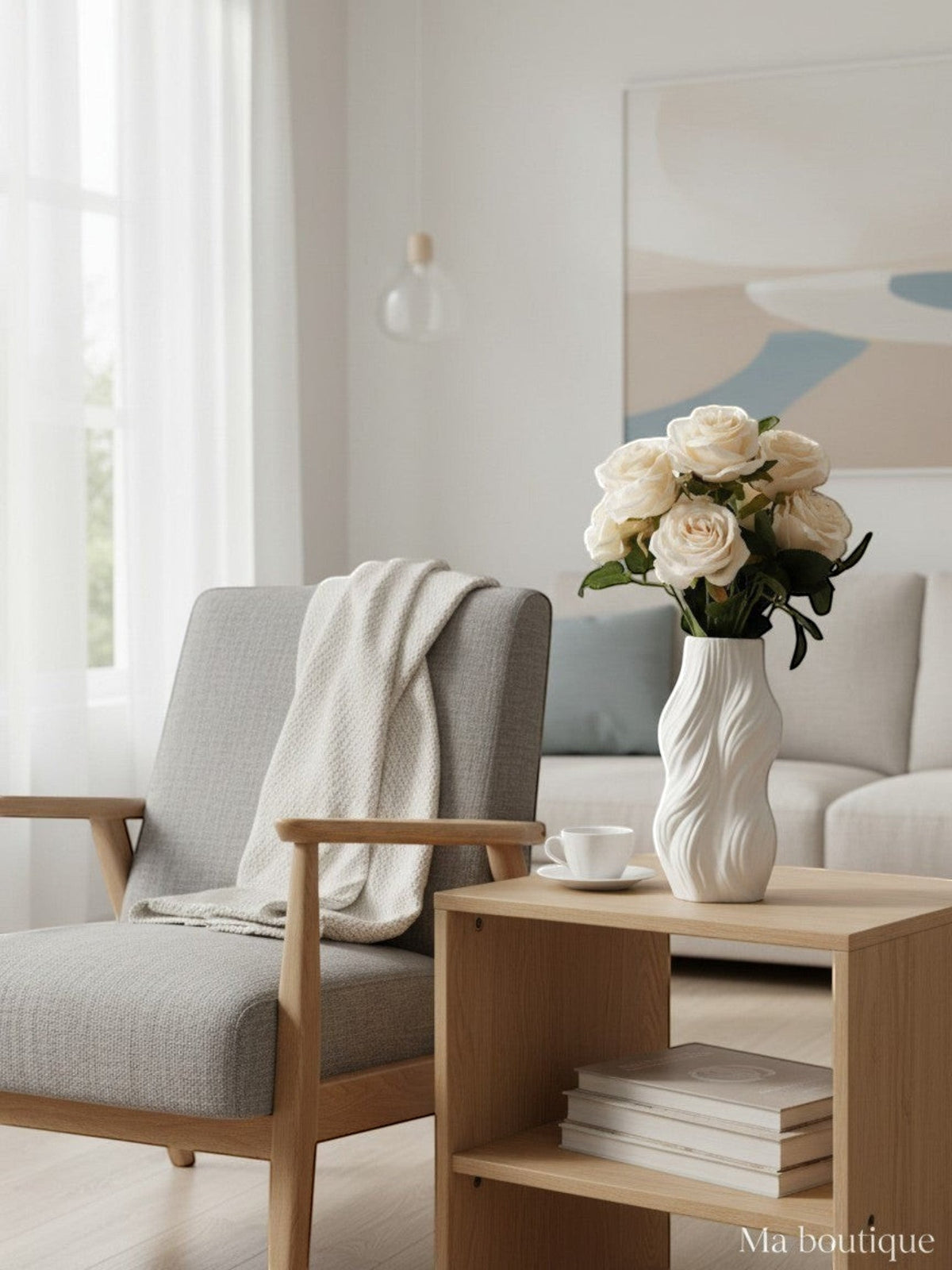 Vase blanc texturé Ma boutique avec bouquet de roses artificielles crème