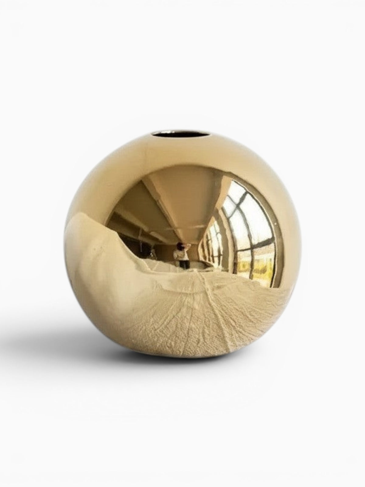 Vase boule doré en céramique Ma boutique, design moderne et brillant, idéal pour salon ou étagère.
