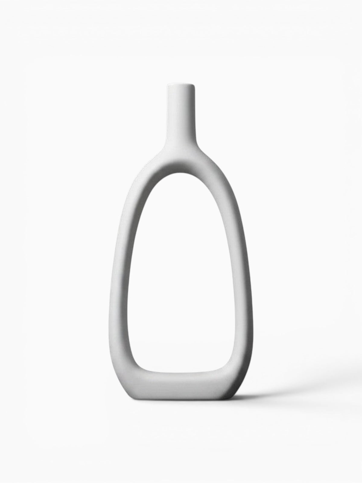 Vase abstrait blanc en céramique Ma boutique, forme organique évidée, finition mate, 29cm de haut