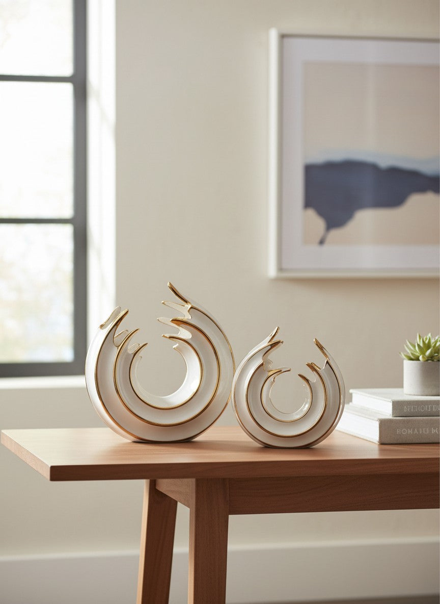 Ma boutique - Deux vases ronds modernes en céramique blanche et or, design irrégulier, décoration de bureau.
