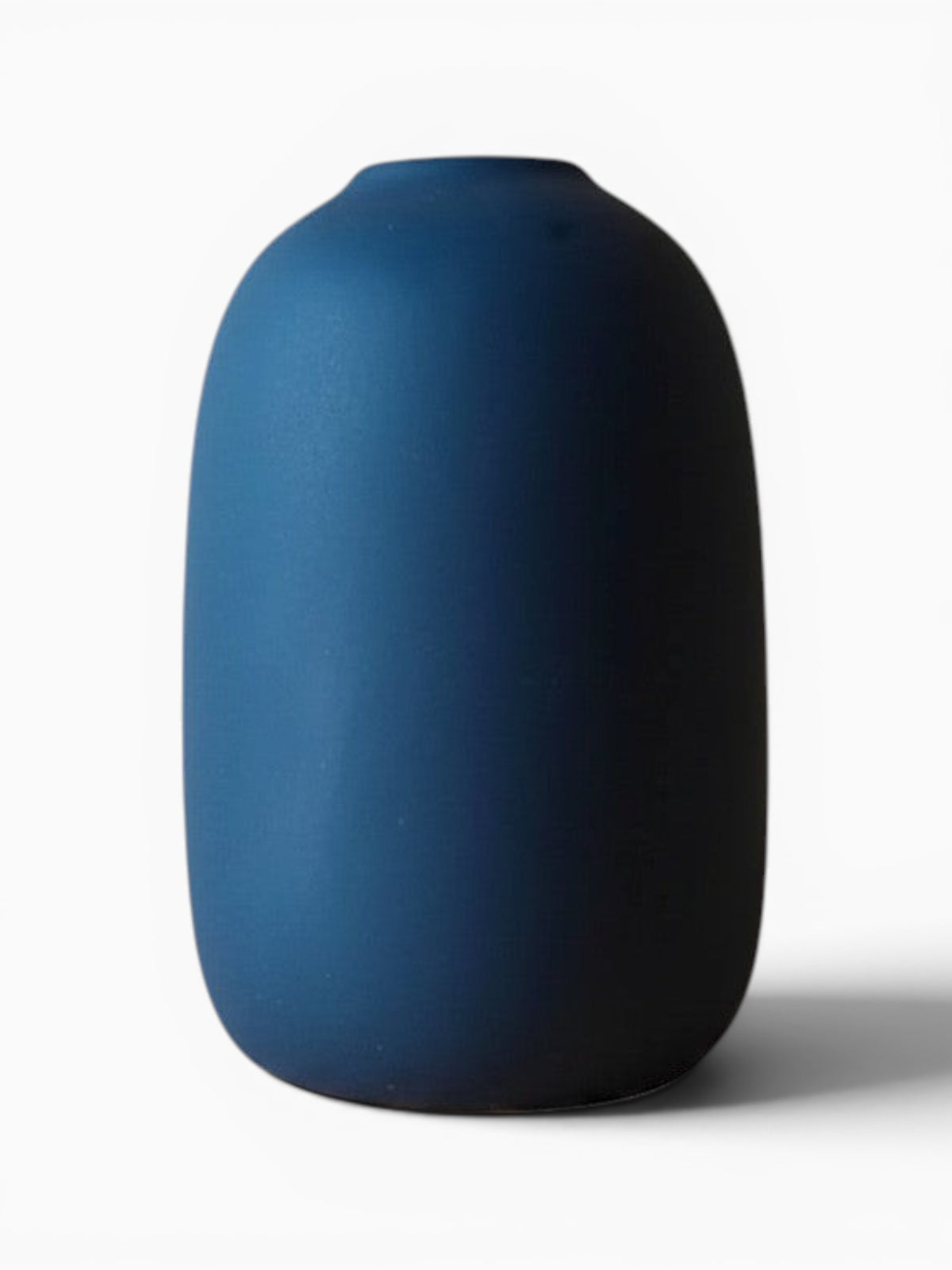 Vase en céramique bleu marine Ma boutique, design moderne et minimaliste, parfait pour fleurs séchées ou comme objet décoratif.