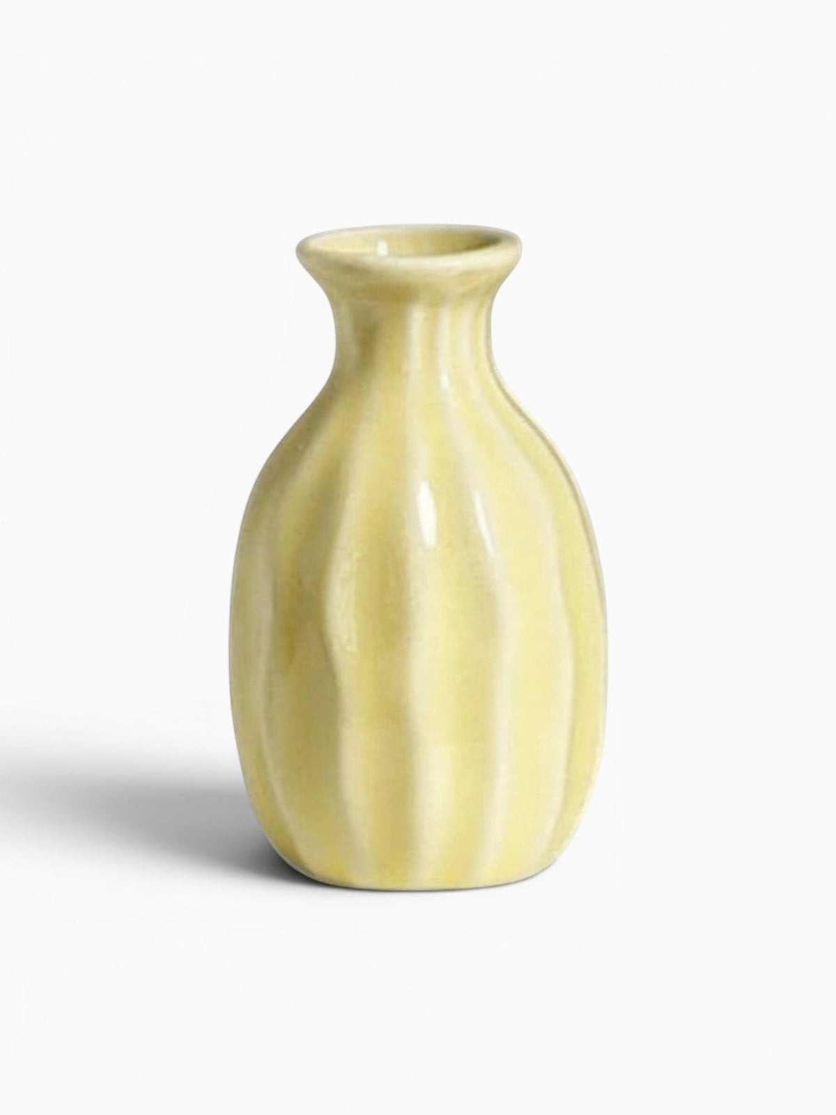 Ma boutique mini vase en céramique jaune pâle texturé, idéal pour petites fleurs séchées ou décoration discrète.