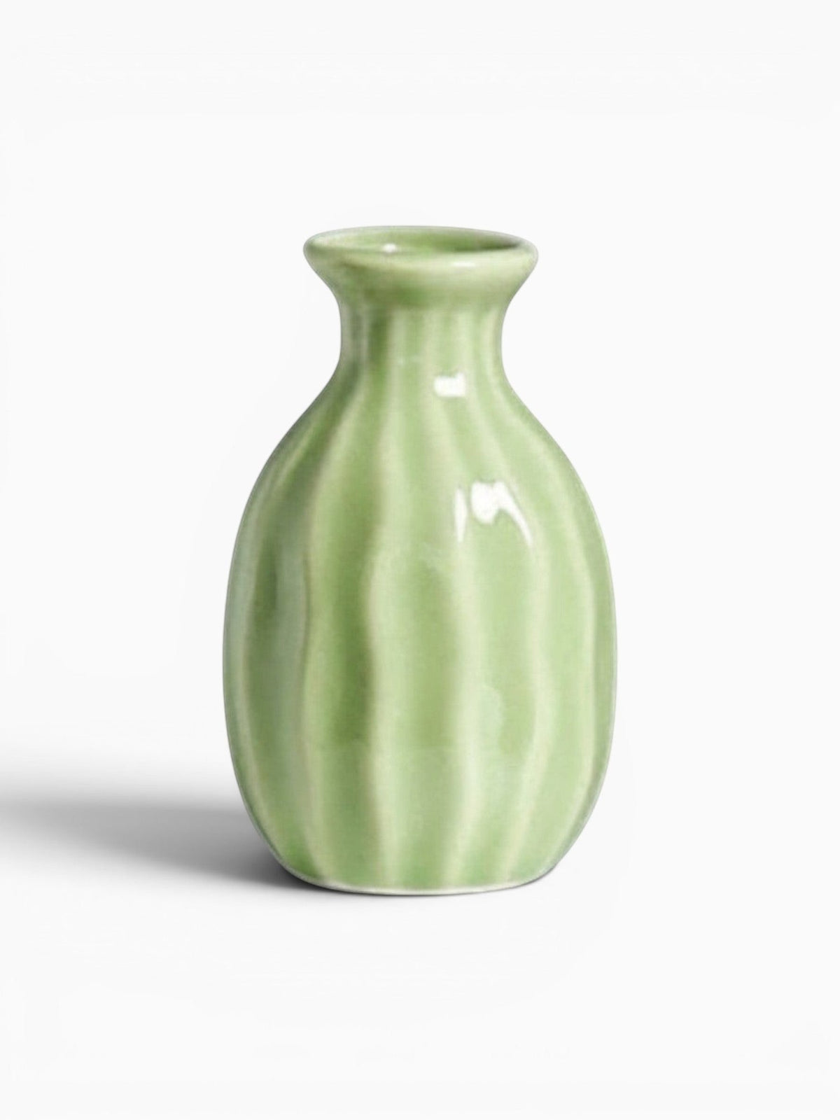 Ma boutique mini vase en céramique vert pastel avec un design côtelé moderne. Parfait pour petites fleurs séchées.