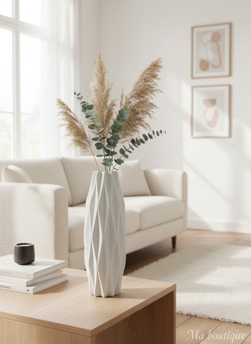 Ma boutique vase cylindrique blanc moderne avec un design texturé et un relief géométrique.