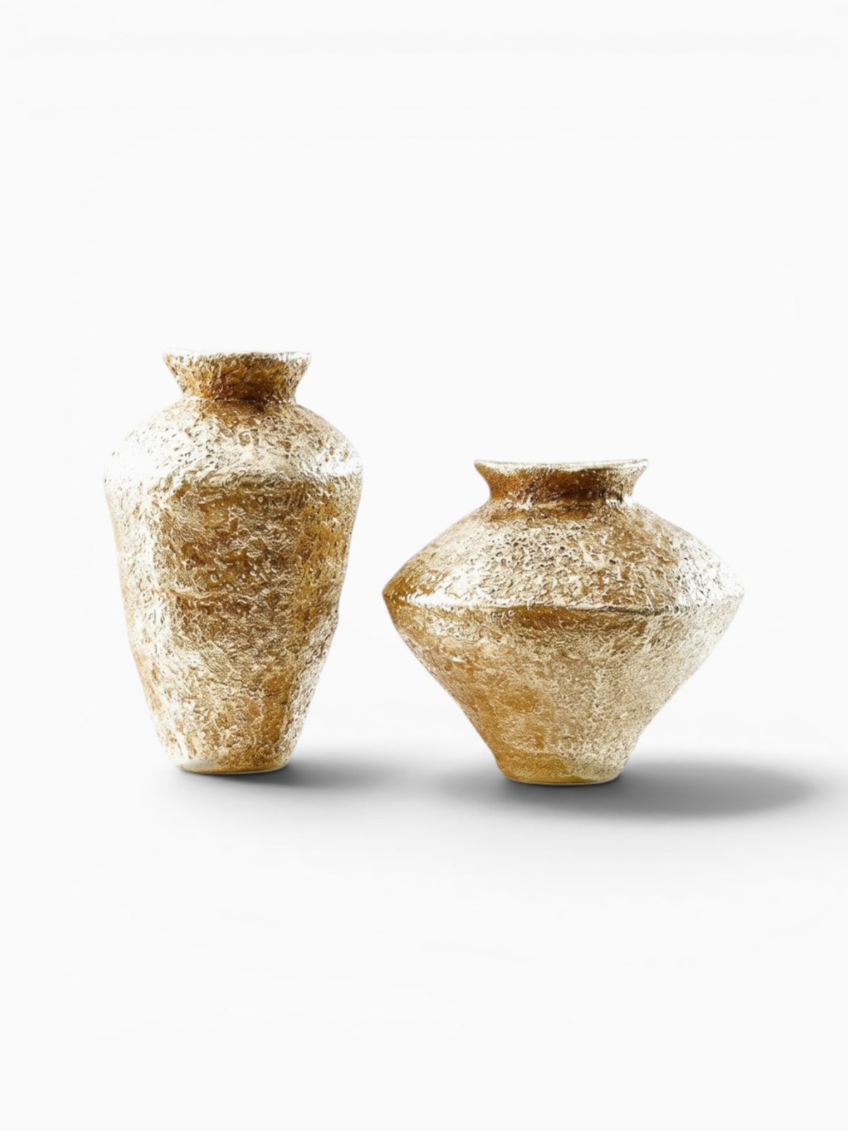 Deux vases dorés texturés effet antique en résine, par Ma boutique. Idéal pour fleurs séchées ou comme objet déco.