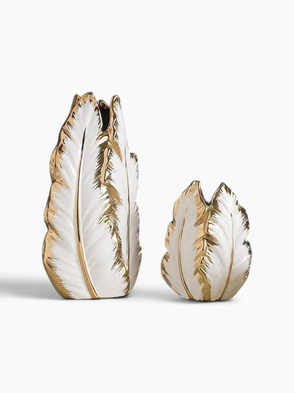 Ma boutique - Deux vases en céramique blancs avec des accents dorés, en forme de feuilles stylisées, idéaux pour une décoration moderne.
