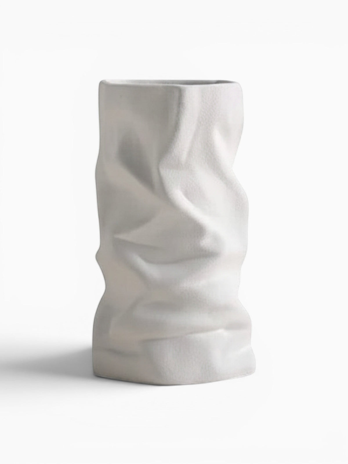 Ma boutique vase blanc en céramique texturé froissé, style moderne, idéal pour la décoration intérieure.