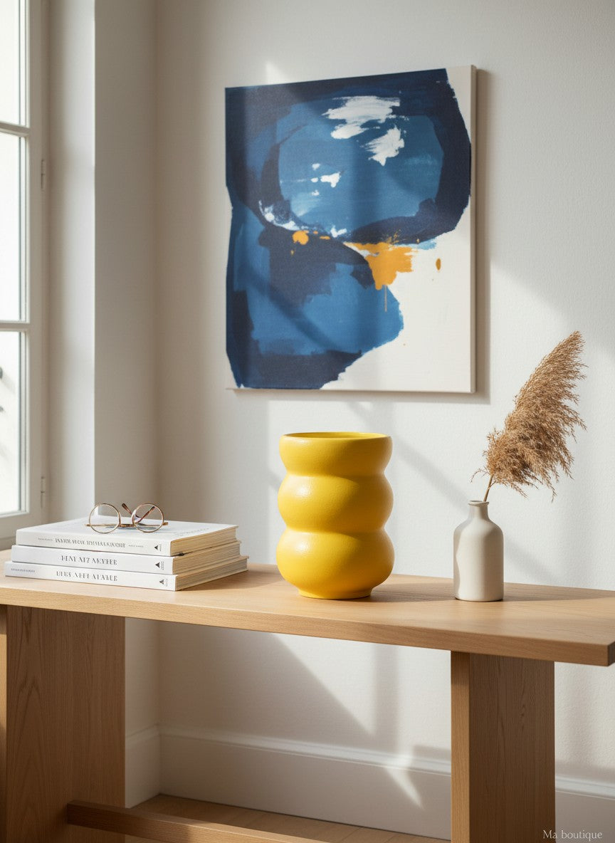 Ma boutique vase jaune en céramique moderne avec un design unique et des courbes douces, parfait pour la décoration intérieure.