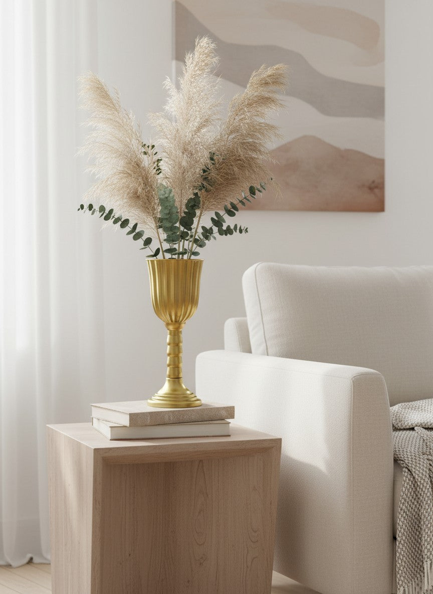 Ma boutique vase Médicis doré sur pied, finition nervurée, idéal pour fleurs séchées ou décorations.