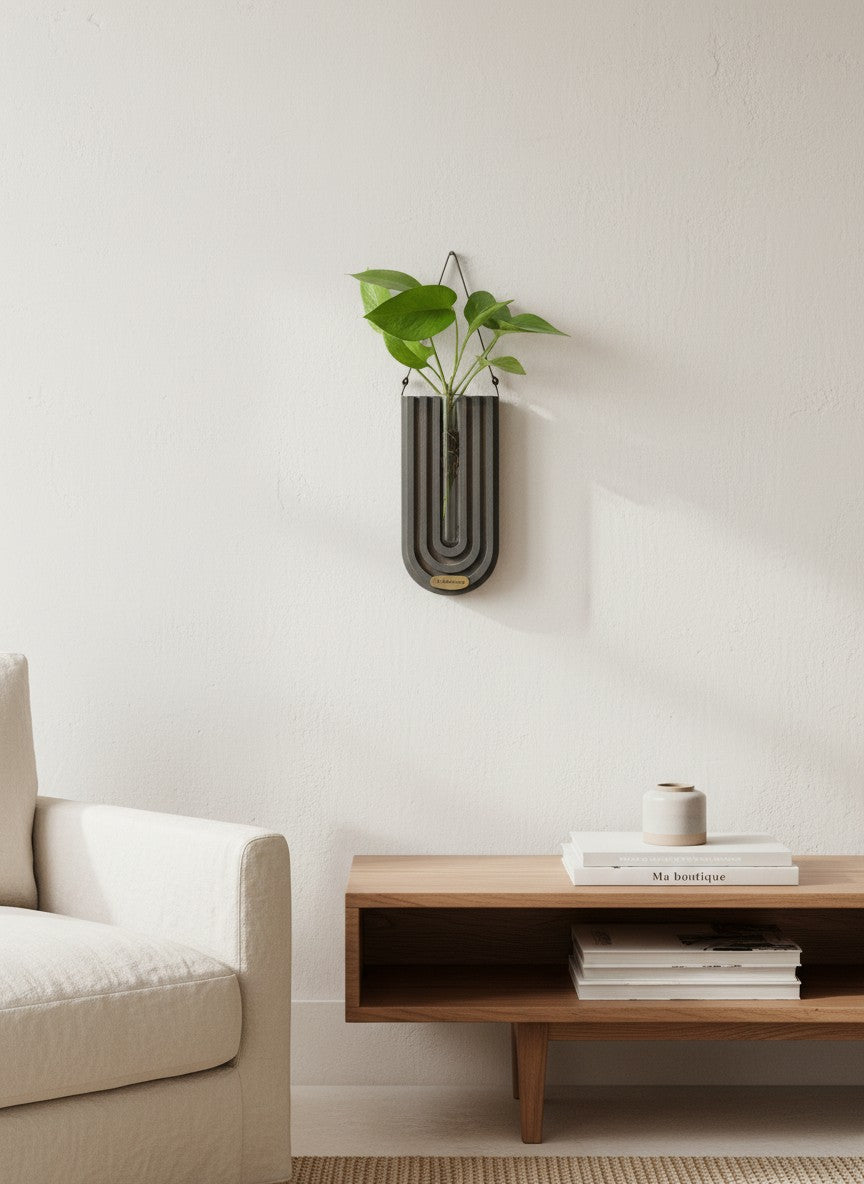Vase mural en bois gris Ma boutique, design arche, avec tube en verre pour plantes séchées ou artificielles.