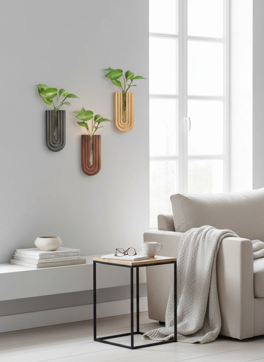 Ma boutique Vase mural en bois moderne en forme de U avec des rayures verticales, contenant une plante verte dans un tube en verre.