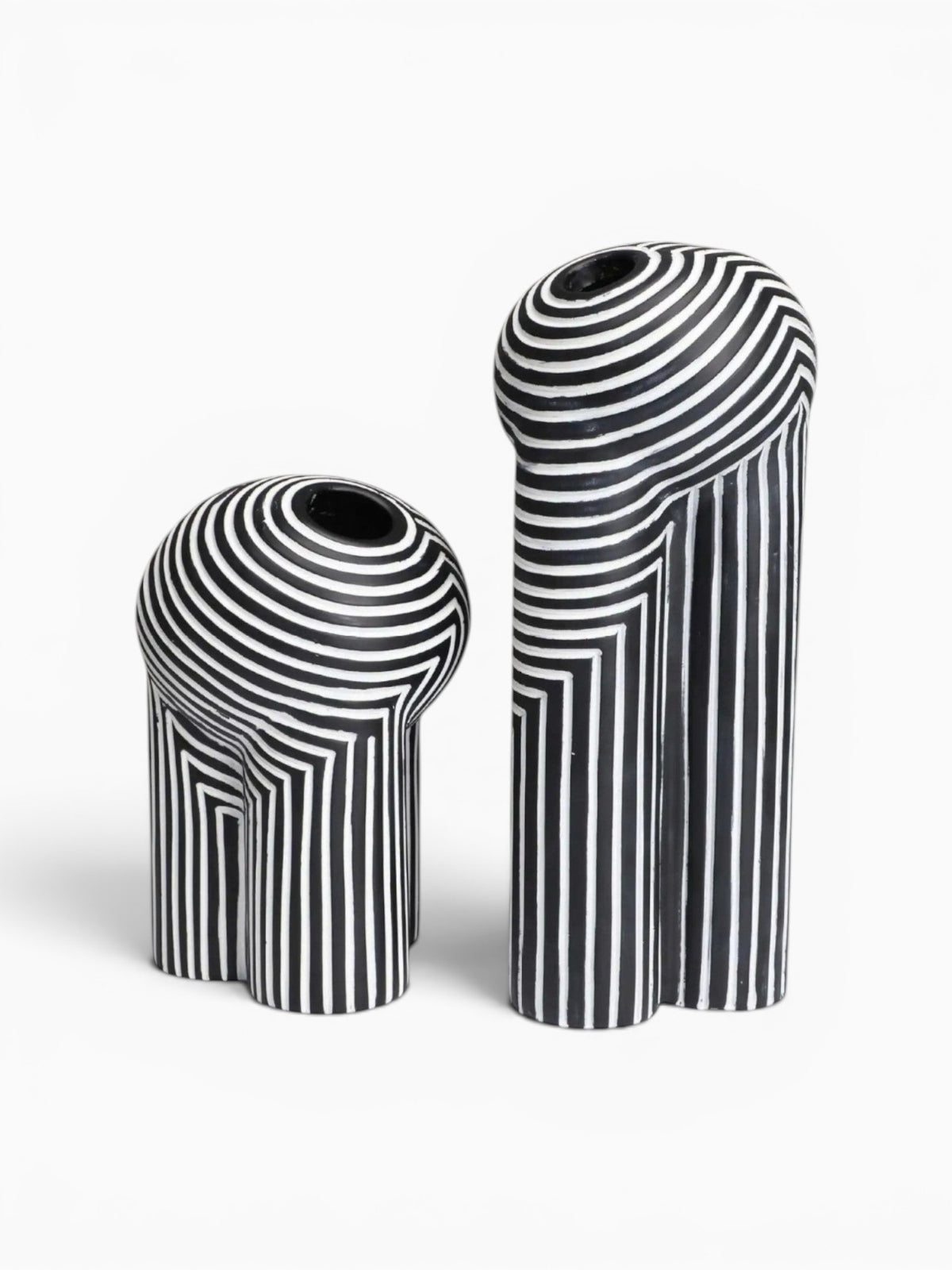 Ma boutique - Deux vases géométriques noirs et blancs avec un motif à rayures abstraites, design unique pour la décoration intérieure.