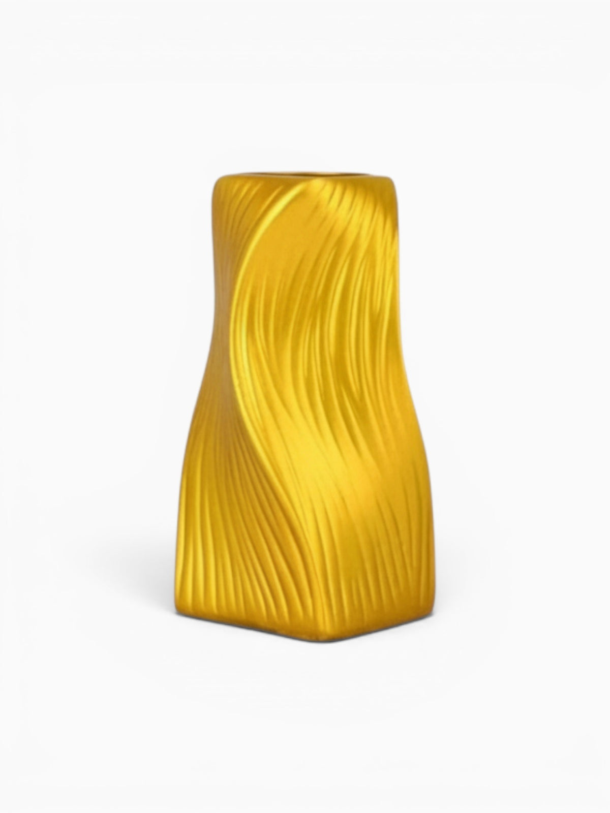 Vase ondulé doré en résine de Ma boutique, design sculptural moderne avec des fleurs oranges.