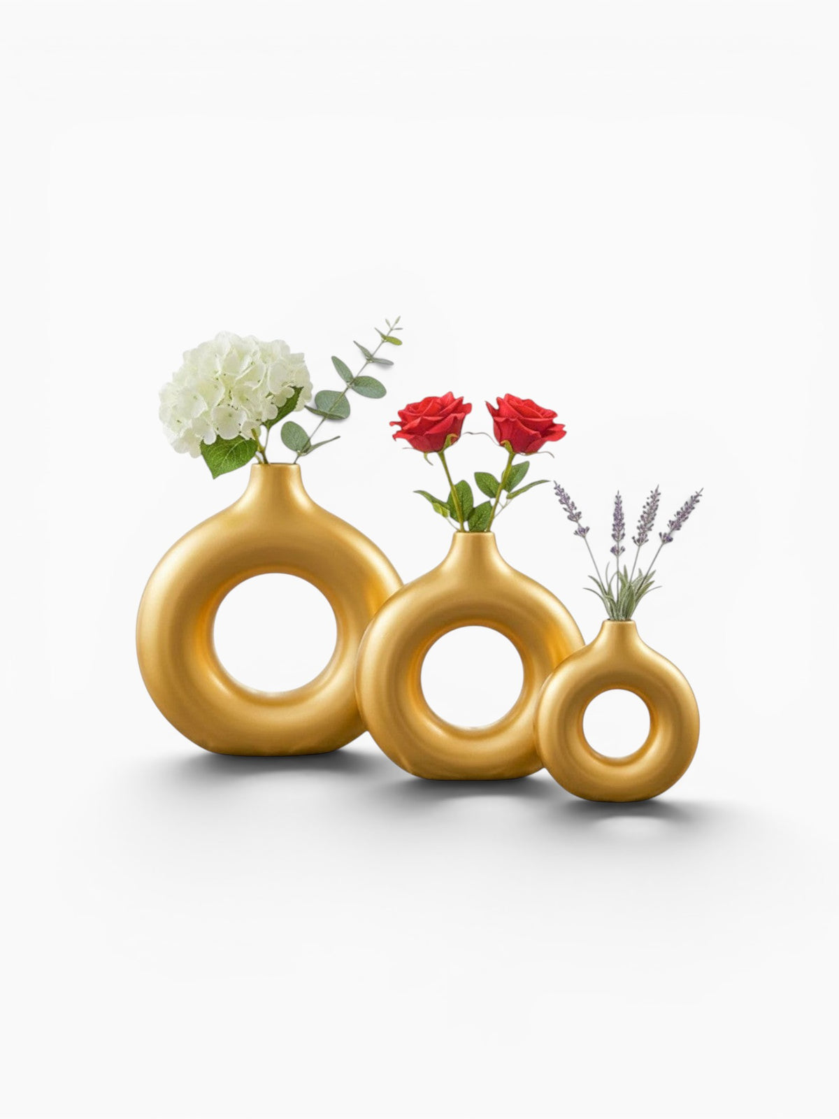 Ma boutique vase rond ajouré doré en résine, idéal pour fleurs séchées ou comme objet décoratif.