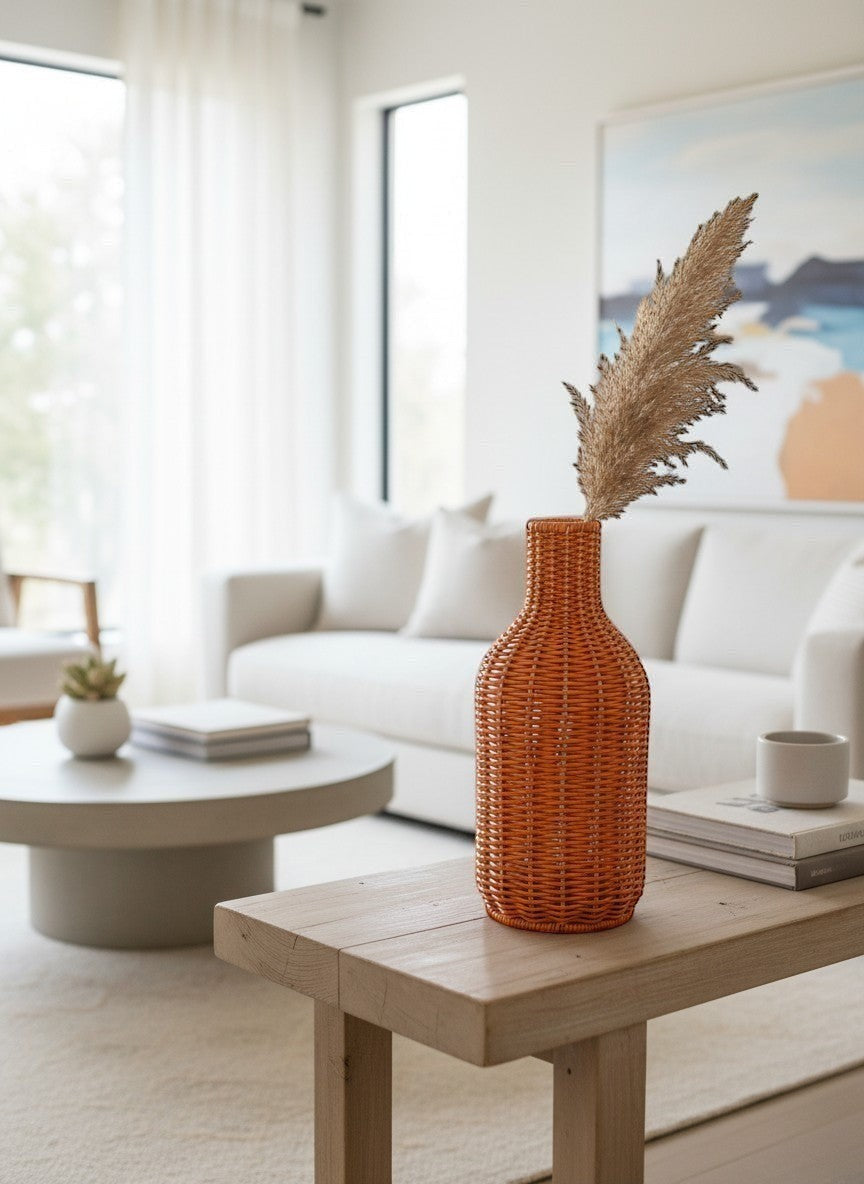 Ma boutique vase en rotin tressé orange, style cottagecore, idéal pour arrangement floral sur un bureau.