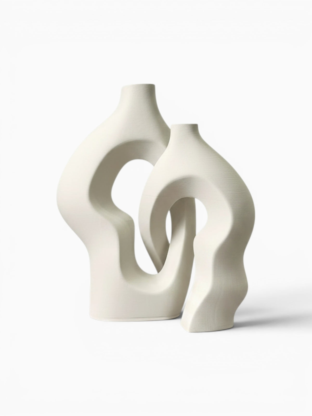 Lot de 2 vases abstraits torsadés et ajourés en plastique blanc, style moderne, par Ma boutique.