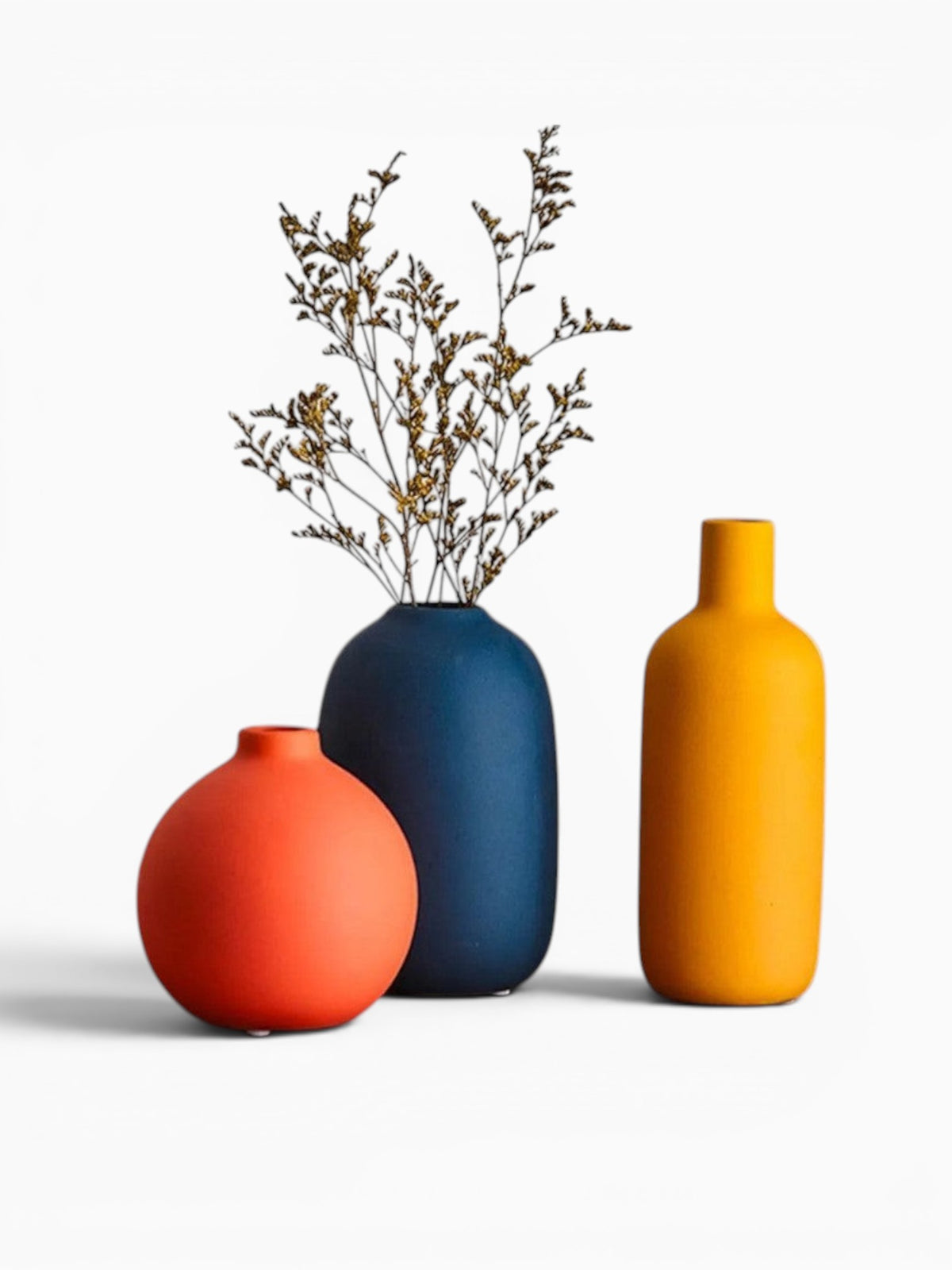 Ma boutique - Ensemble de 3 vases en céramique modernes, orange, bleu marine et jaune, avec des fleurs séchées.