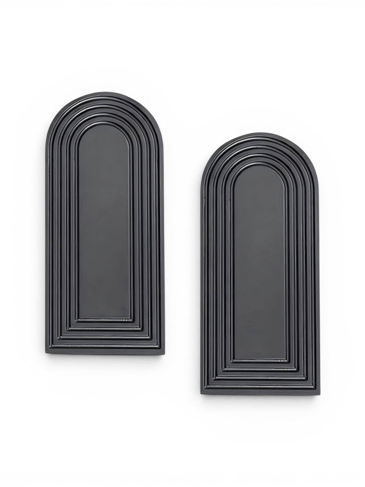 Lot de 2 vases muraux noirs en bois de Vase Unique, design arqué avec des lignes concentriques superposées.