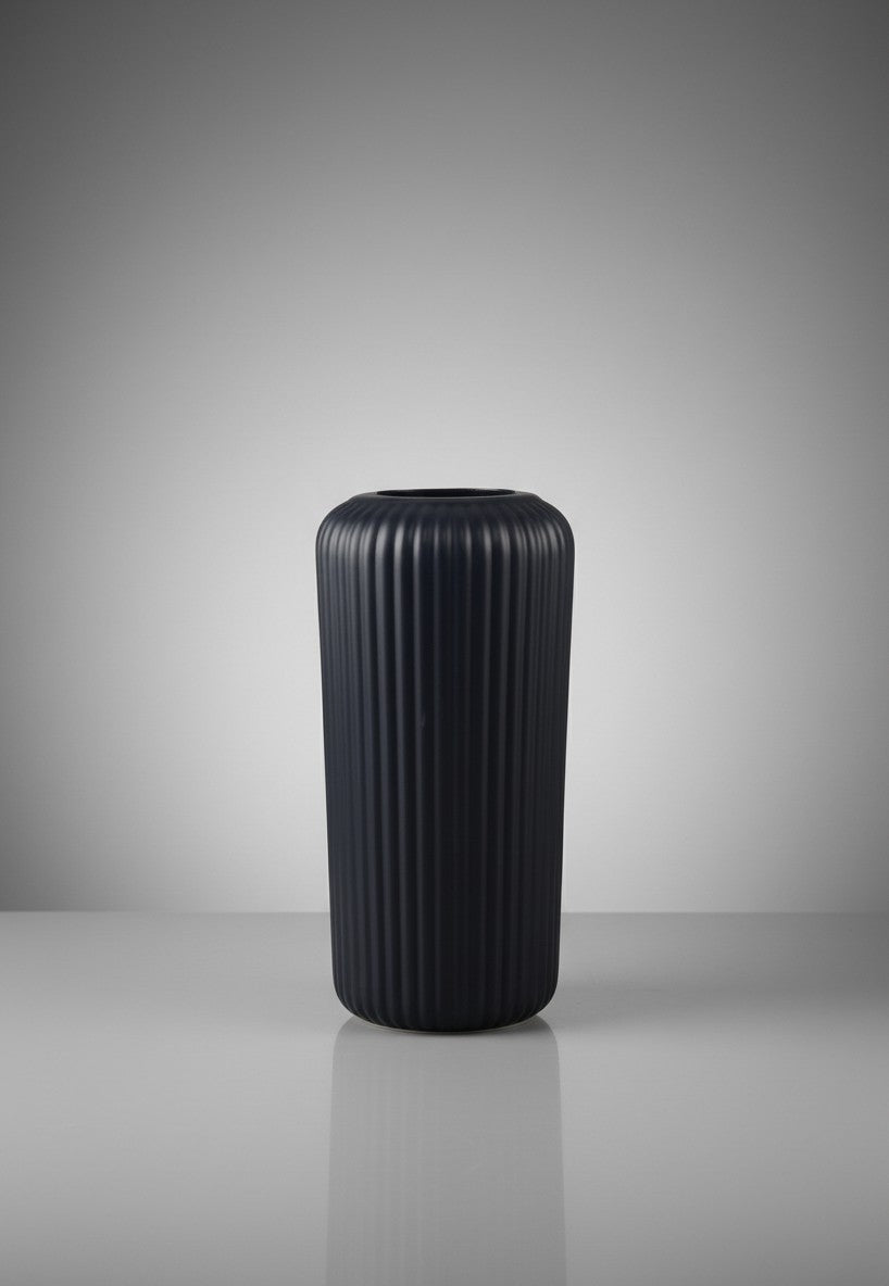 Vase Unique vase cylindrique noir en plastique résistant, design minimaliste avec côtes verticales, 20 cm.