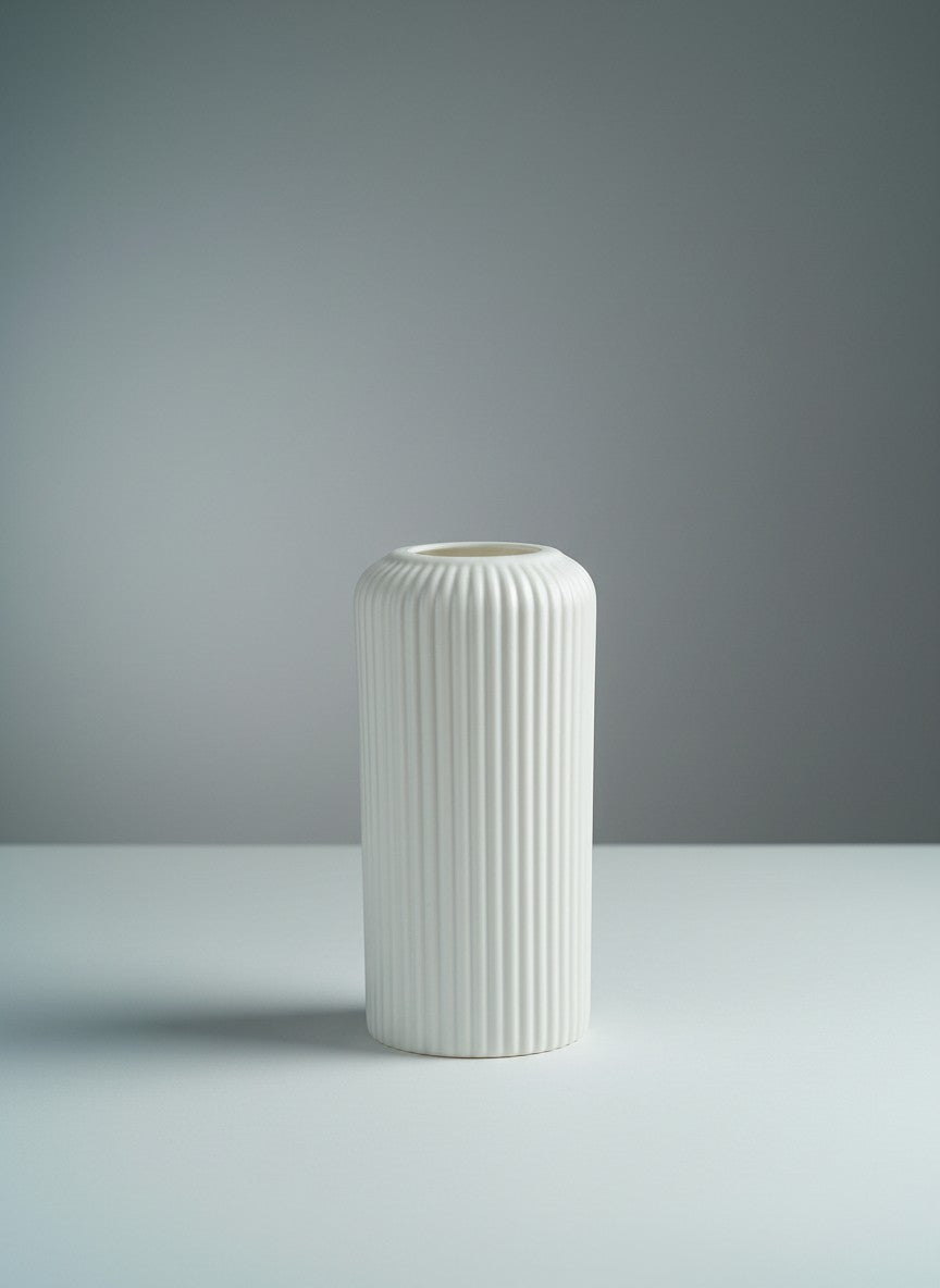 Vase Unique blanc en plastique résistant, design minimaliste cylindrique avec côtes verticales, 20 cm de haut.