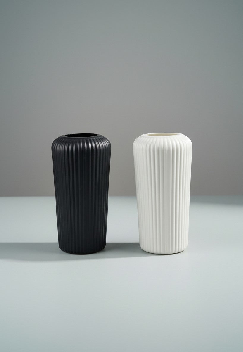 Vase Unique minimaliste cylindrique en plastique noir et blanc texturé, 20 cm, idéal pour fleurs fraîches ou séchées.