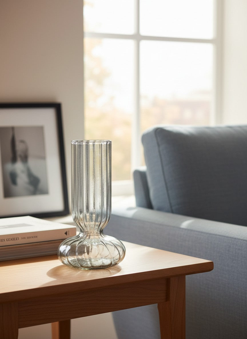 Vase cylindrique en verre texturé gris clair par Vase Unique, idéal pour la décoration intérieure.